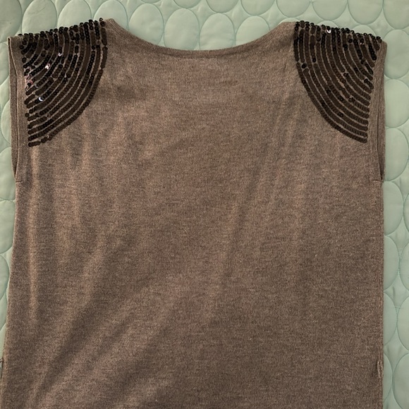Sleeveless, belted sweater with sequin shoulders. - Picture 7 of 10
